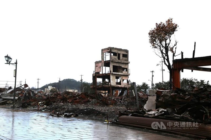 日本石川縣能登半島元旦發生強震，日本三大早市之一的輪島早市在強震後發生火災，如今變成如同遭炸彈轟炸過的廢墟。圖為1月30日輪島早市通景象。中央社記者楊明珠石川攝 113年2月4日