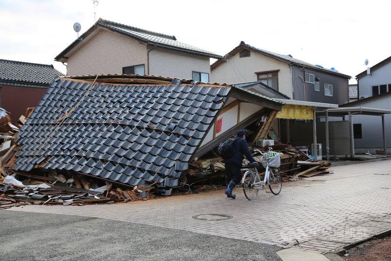 日本石川縣能登半島元旦發生規模7.6強震，約2萬3000居民的輪島市觀測到震度7級，有103人罹難。許多房舍坍塌，道路殘破。中央社記者楊明珠石川攝 113年2月4日