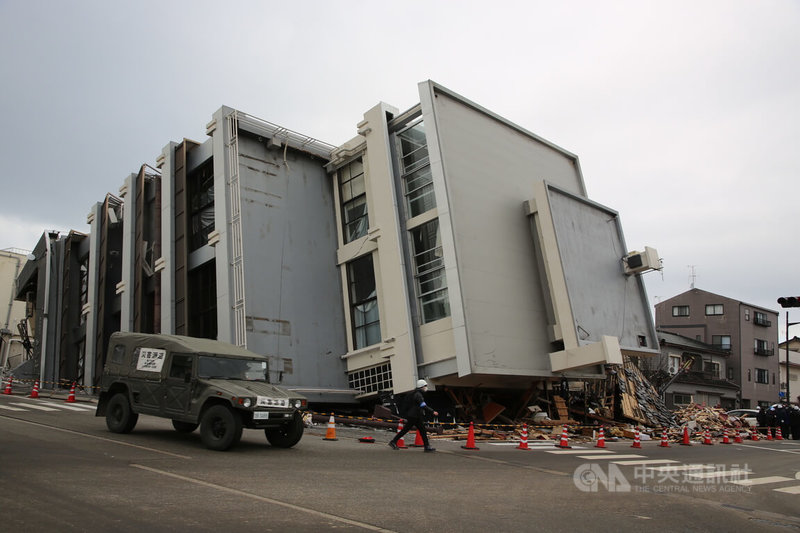 日本石川縣能登半島元旦發生強震，觀測到震度7的輪島市災情慘重，許多屋舍全毀或半毀，位於輪島朝市通附近的知名漆器店「五島屋」7樓建築連樁拔起傾倒，壓毀鄰居。中央社記者楊明珠石川攝 113年2月4日