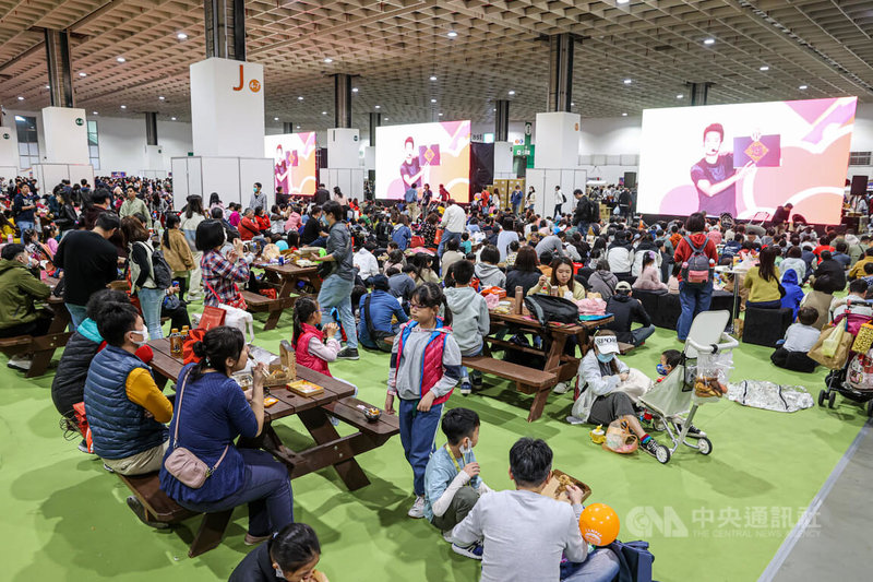 鴻海嘉年華活動4日下午在台北南港展覽館熱鬧登場,不少員工攜家帶眷參加,現場人潮滿滿。中央社記者鄭清元攝 113年2月4日