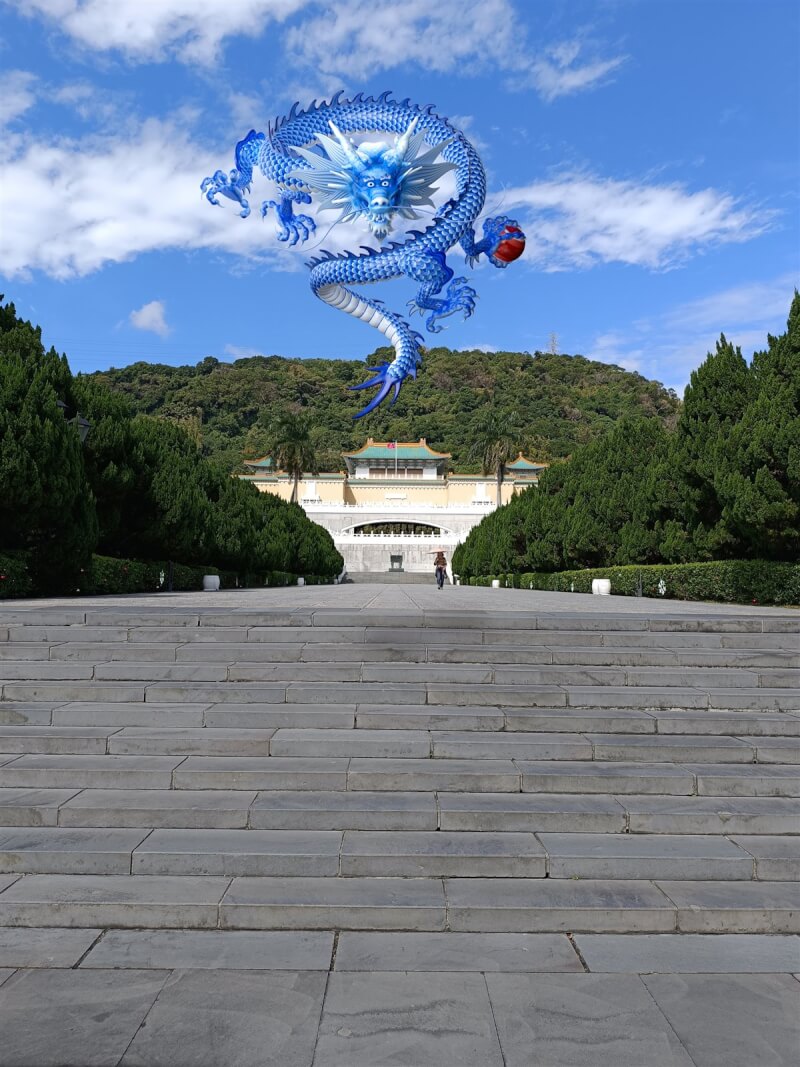 迎接龍年,國立故宮博物院北部院區戶外廣場在春節期間推出「故宮接龍-祥龍迎好運」拍照接龍遊戲,讓民眾可透過AR技術「召喚」祥龍。圖為成果示意圖。(故宮提供)中央社記者王寶兒傳真 113年2月4日
