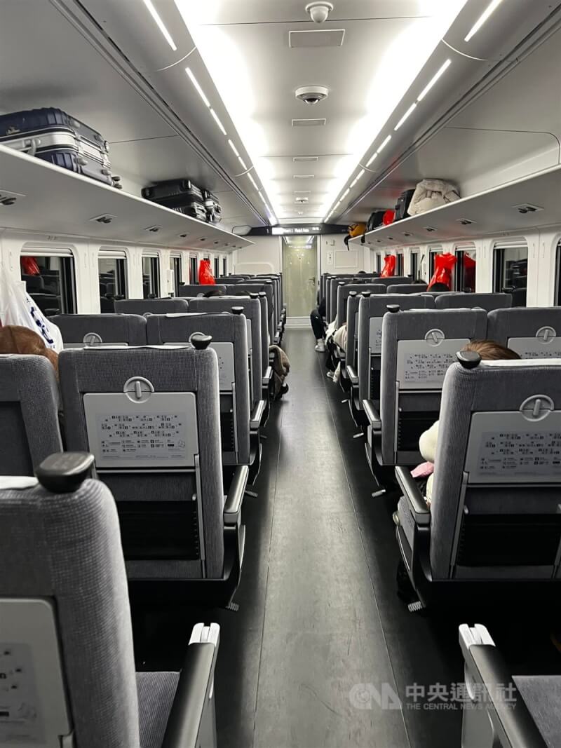 圖為台鐵EMU3000列車內部擺設，非事發畫面。（中央社檔案照片）