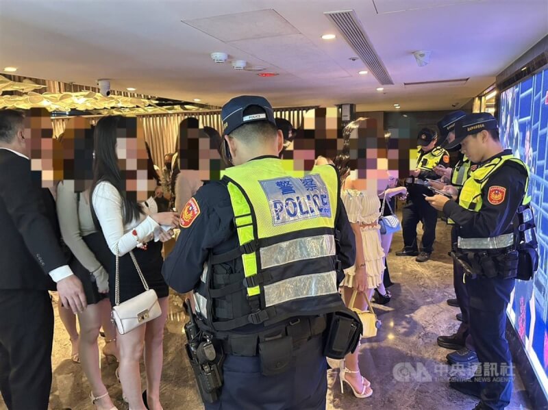 農曆春節即至，台北市警方2月啟動為期15天的加強重要節日安全維護工作，在轄內各酒店、夜店展開掃蕩臨檢與路檢，大安分局4日表示，統計至3日止，共緝獲23名通緝犯及毒品等多案，另還查獲1名失蹤人口。（翻攝照片）中央社記者黃麗芸傳真 113年2月4日