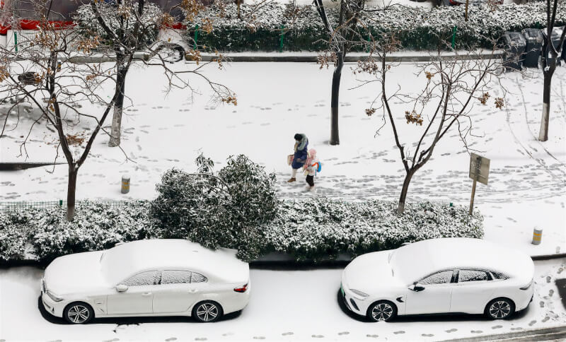 圖為4日武漢街上被白雪覆蓋。（中新社）