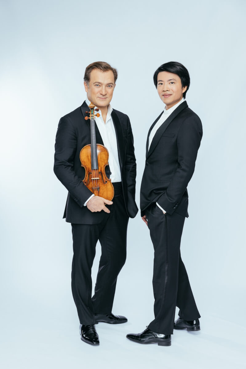 鋼琴家周善祥（Kit Armstrong）（右）將來台灣舉行北中南巡演，並攜手法國小提琴家卡普松（Renaud Capuçon）（左），為樂迷帶來莫札特「鋼琴與小提琴」二重奏。（鵬博藝術提供）中央社記者趙靜瑜傳真 113年2月4日