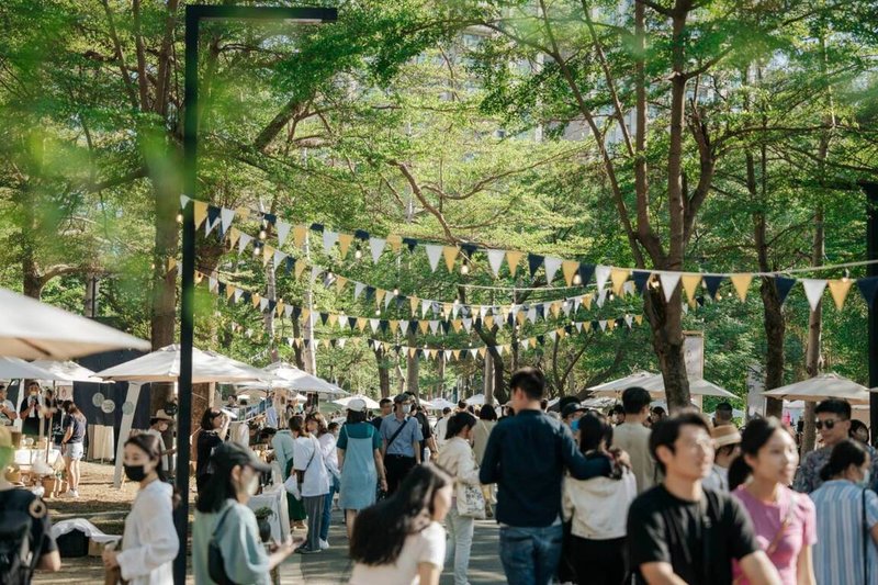 高雄市立美術館在春節期間規劃戶外市集「森之市」，匯聚職人手作、原創設計以及特色餐飲的風格攤商，希望眾人一同在年節氣氛中感受城市美好生活。（高雄市立美術館提供）中央社記者林巧璉傳真  113年2月5日