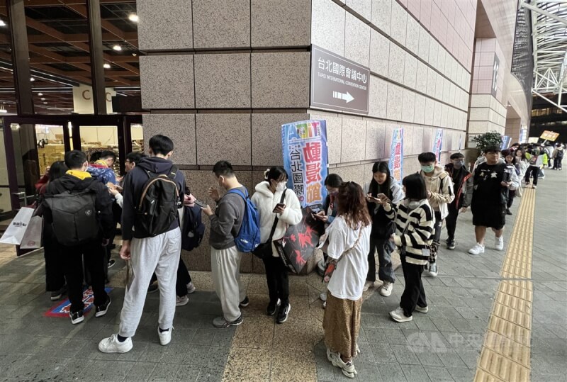 2024台北國際動漫節在台北世貿一館熱鬧展出,5日是展期最後一天,館外滿是排隊人潮,許多動漫迷等候入場。中央社記者鄭傑文攝 113年2月5日
