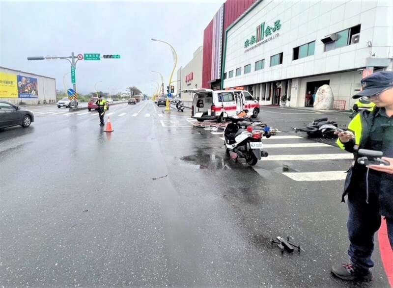 花蓮吉安南濱路一段與南海五街口5日下午發生自小客車右轉與機車側撞車禍，22歲林姓機車騎士送醫急救後仍因傷重不治。（民眾提供）中央社記者李先鳳傳真 113年2月5日