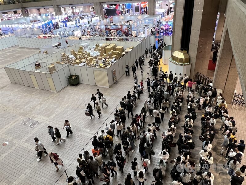 2024台北國際動漫節在台北世貿一館熱鬧展出,5日是活動最後一天,吸引大批民眾到場參觀,上午入口處有滿滿的排隊人潮。中央社記者鄭傑文攝 113年2月5日