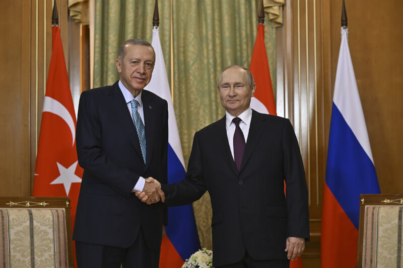 圖為去年9月5日土耳其總統艾爾段（左）與俄羅斯總統蒲亭（右）在俄羅斯南部城市索契會談。（圖取自twitter.com/RTErdogan）