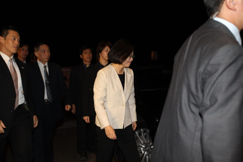 正在台灣訪問、有日本「政壇教母」封號的日本首相安 倍晉三母親安倍洋子,3日晚間與總統蔡英文(右2)在 國家音樂廳比鄰而坐,同場聆聽日本放送協會(NHK) 交響樂團演出,互動熱絡。 中央社記者張皓安攝 105年6月3日
