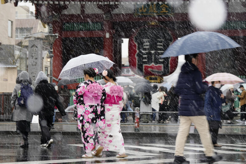 圖為5日東京知名景點淺草寺雷門前下起大雪。（共同社）