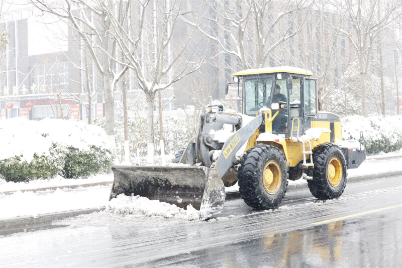 圖為江蘇省宿遷市泗洪縣4日有剷雪車在路上清除積雪。（中新社）