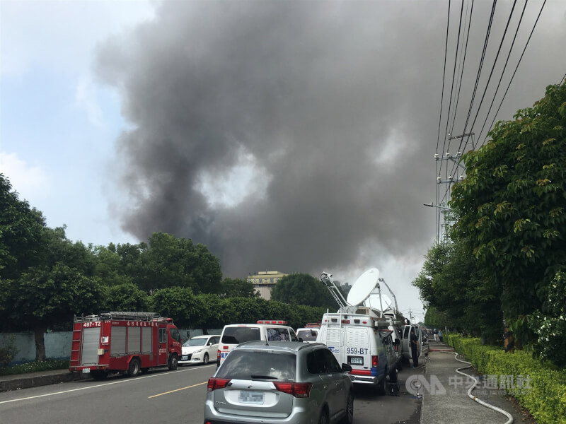 2018年4月28日桃園市平鎮區敬鵬公司工廠發生大火。（中央社檔案照片）