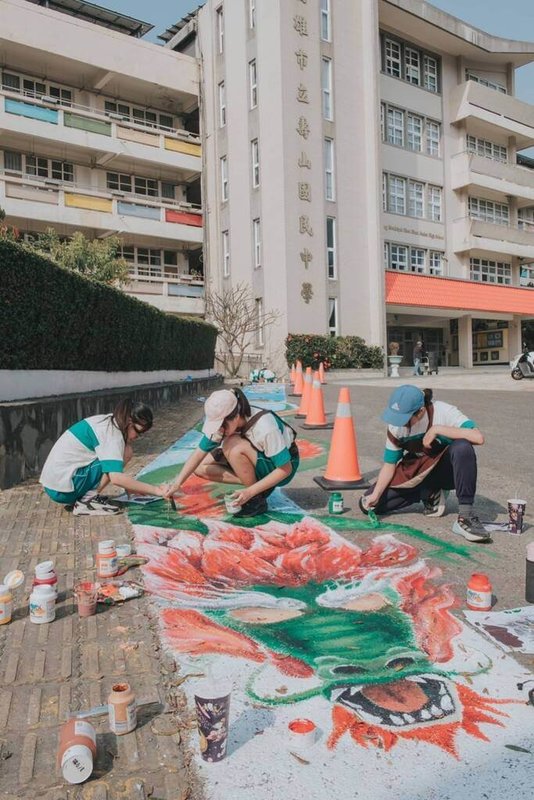 高雄市壽山國小因校舍重建，校內2歲幼兒園生及國小生新學期將遷入壽山國中學習，壽山國中的學生創作「中西合璧」通學步道，利用寒假集體在校內進行彩繪。（壽山國中提供）中央社記者林巧璉傳真  113年2月5日