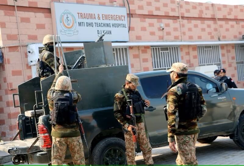 圖為巴基斯坦西北部一警局遭到攻擊後，安全人員於受傷警察所在醫院外站崗。（路透社）