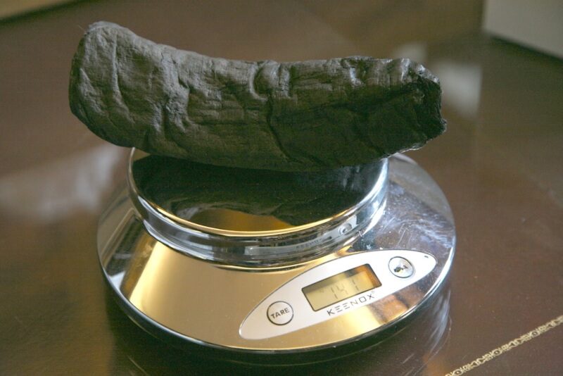 「赫古拉尼翁紙莎草」古卷在維蘇威火山爆發時被掩埋,如今已大範圍損壞,如果硬要展開,甚至會碎裂。(圖取自維蘇威挑戰網頁scrollprize.org)