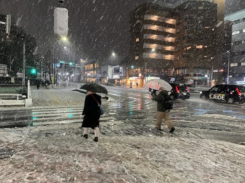 日本東京5日下午開始降下大雪，路上隨處可見積雪、雪泥和冰塊，行走時必須特別留心。中央社記者戴雅真東京攝 113年2月6日