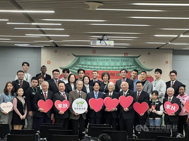 副總統賴清德(前中)6日出席家扶基金會舉辦的「龍年來相聚,好家再有你」台灣年味體驗活動,他表示,會持續加強社會安全網計畫,從點、線、面到各體系間彼此串連及對話,讓整個網絡更完整。中央社記者郝雪卿攝 113年2月6日