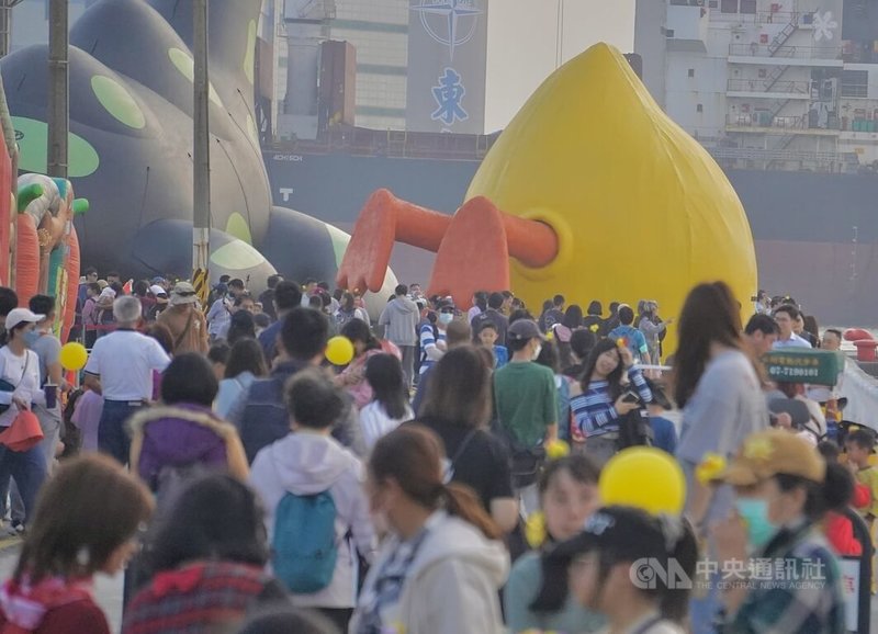 地球公民基金會6日指出,黃色小鴨開展後的10天間,高雄地區空氣品質狀況不佳,依高雄市環保局及環境部大氣司資料,10天中就有8天空氣品質指標達橘色提醒(對敏感族群不健康),部分時段部分測站更達紅色警示(對所有族群不健康)。圖為高雄港展區周邊6日午後人潮滿滿,但空氣中彷彿蒙上一層霧灰。中央社記者董俊志攝 113年2月6日