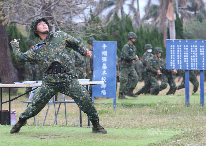 首梯1年期義務役1月入伍，總統蔡英文6日前往新竹視導陸軍206旅新兵營舍環境和訓練情況，並觀看護身倒法、擒拿術、立技，以及投擲手榴彈訓練彈（圖）等課程。中央社記者張新偉攝　113年2月6日