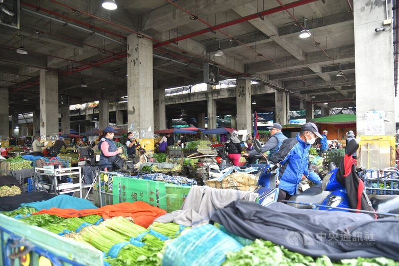 雲林縣西螺果菜市場6日指出，承銷商欲購年節貨，採購量增，蔬菜需求力道提升，生產者為因應春節需求，加強採收作業，蔬菜供給量提升，預估封關前交易量超過1500公噸，平均交易價格每公斤新台幣25元左右，市場已調派人力加強管控車流，確保市場交易順暢。  中央社記者姜宜菁攝  113年2月6日