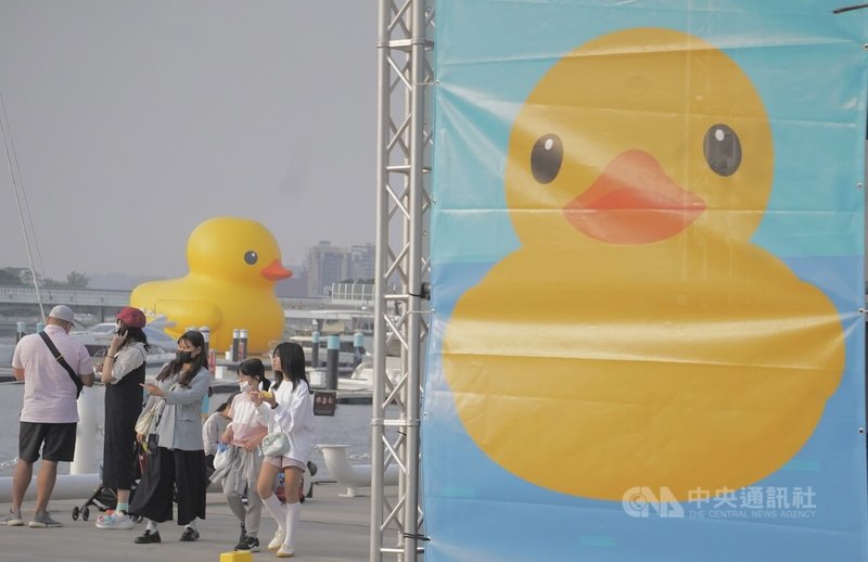 黃色小鴨重返高雄吸引人潮,但開展以來高雄地區屢有空氣品質不良情形。環保團體地球公民基金會6日表示,小鴨展期持續到2月底,盼政府能再強化空污治理措施及對民眾的健康防護,讓旅客玩得健康安心。中央社記者董俊志攝 113年2月6日