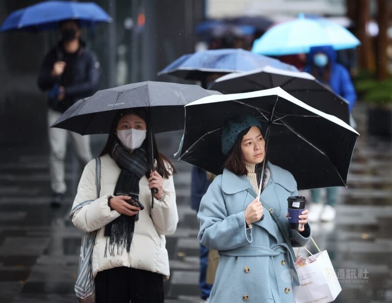 圖為台北市內湖科技園區通勤民眾穿外套戴圍巾禦寒。（中央社檔案照片）