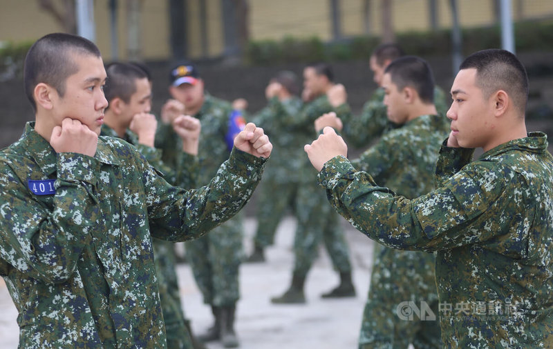 農曆春節將屆，總統蔡英文6日前往陸軍步兵第206旅步四營，視導首梯1年制義務役新兵新訓情形。圖為新兵「近戰格鬥」訓練。中央社記者張新偉攝  113年2月6日