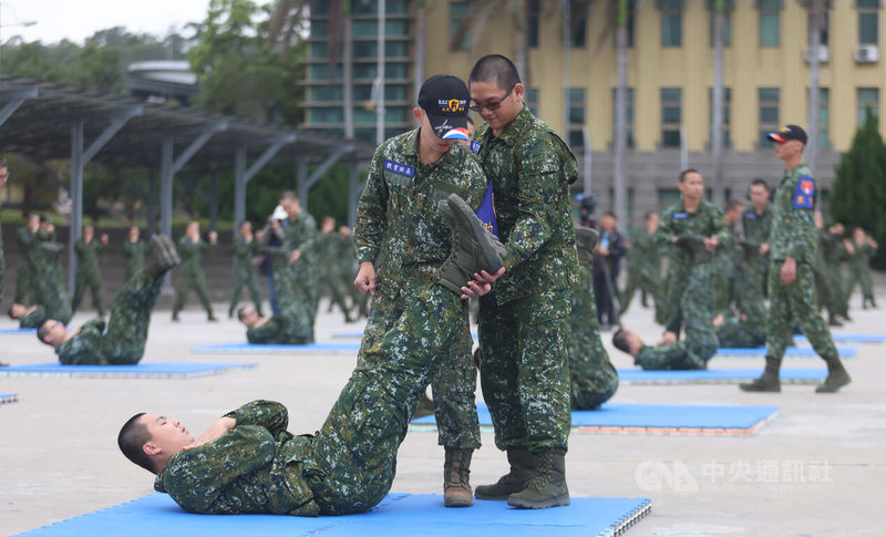 農曆春節將屆，總統蔡英文6日前往陸軍步兵第206旅步四營，視導首梯1年制義務役新兵的訓練情況，了解新兵護身倒法（圖）等訓練。中央社記者張新偉攝 113年2月6日