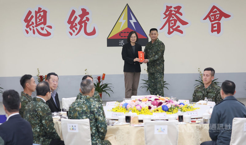 總統蔡英文（後左）6日到新竹湖口營區勗勉陸軍542旅，與官兵一起用餐並頒發加菜金，由旅長賴文欽（後右）代表接受。中央社記者張新偉攝　113年2月6日