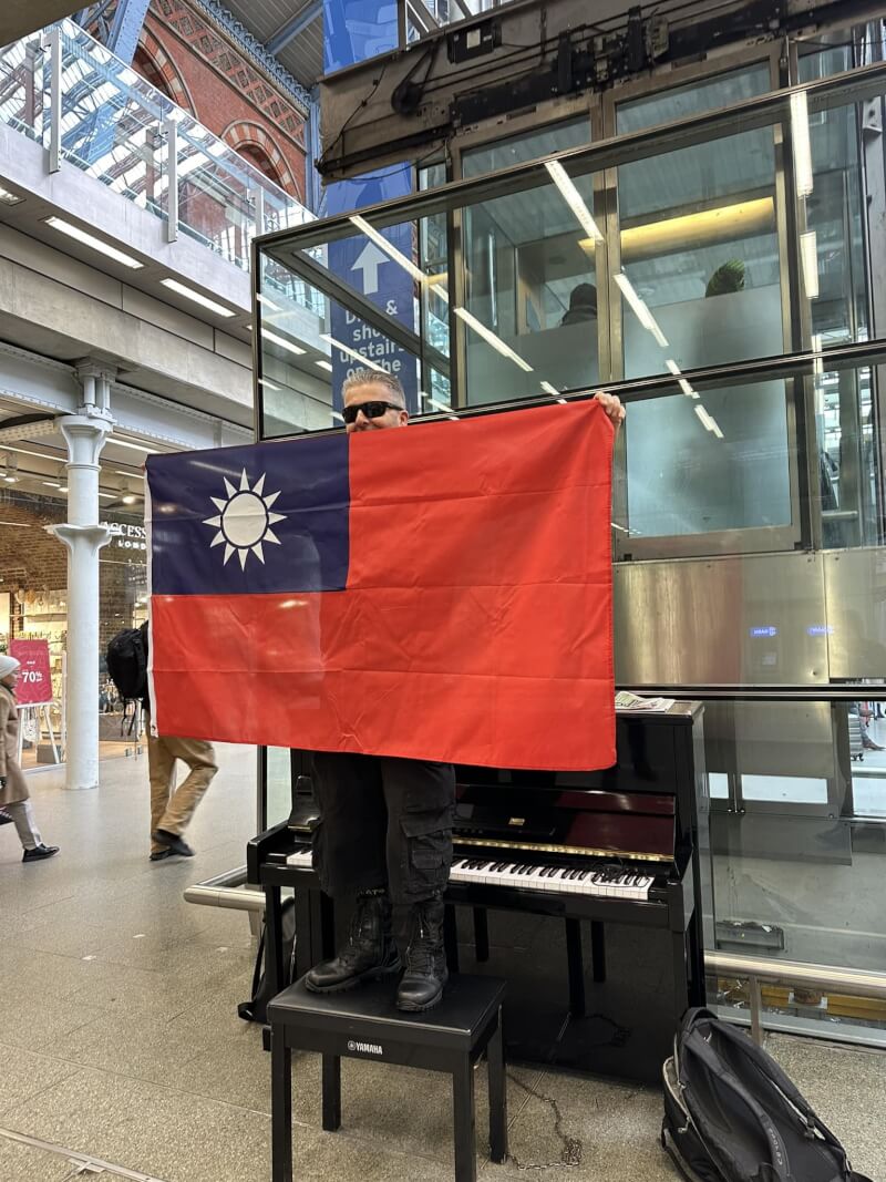 英國鋼琴家卡瓦納5日在臉書張貼手持中華民國國旗的照片。（圖取自facebook.com/badassboogie）
