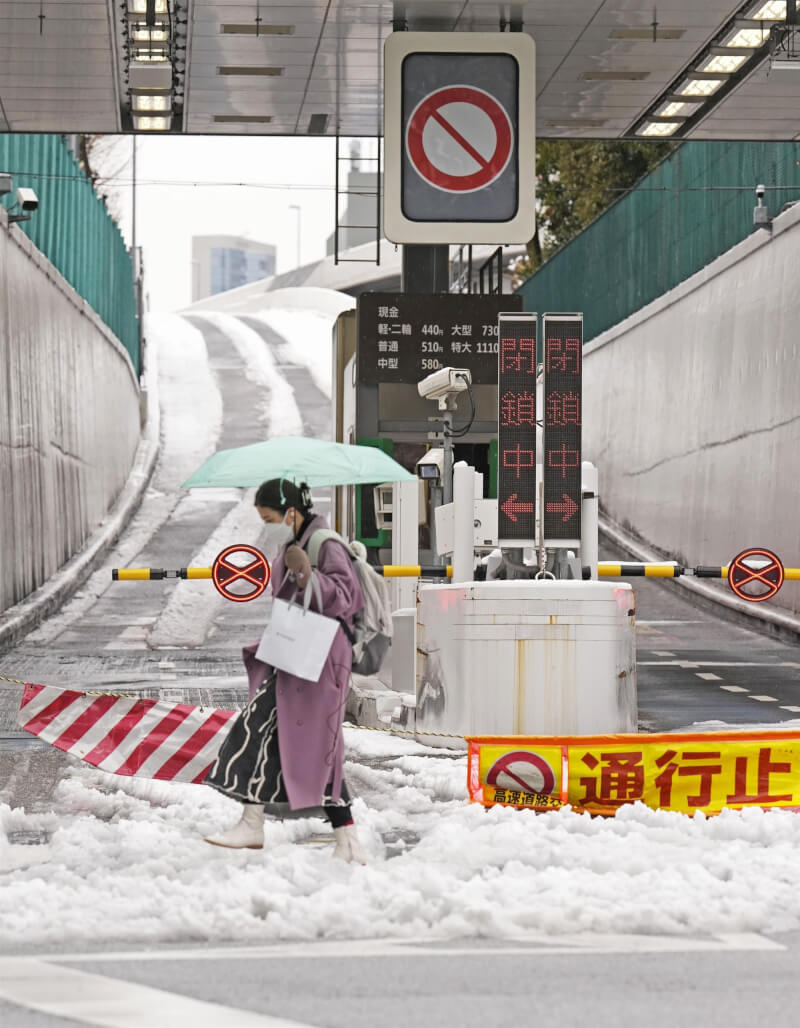 日本東京降下大雪，6日新宿區高速公路因積雪封閉。（共同社）