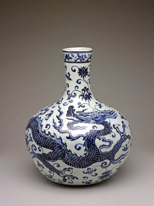 故宮博物院南部院區6日起推出特展「神獸現形-文物中的奇幻生物」,展品包含明代「青花穿蓮龍紋天球瓶」。(故宮南院提供)中央社記者黃國芳傳真 113年2月6日