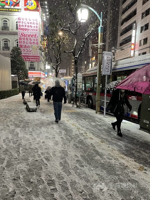 日本氣象廳5日針對東京發布入冬以來首次大雪警報，市中心多處出現3公分以上積雪。中央社記者戴雅真東京攝 113年2月6日