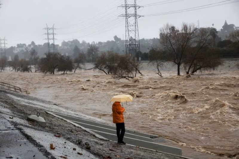 洛杉磯河因豪大雨水勢湍急。（路透社）