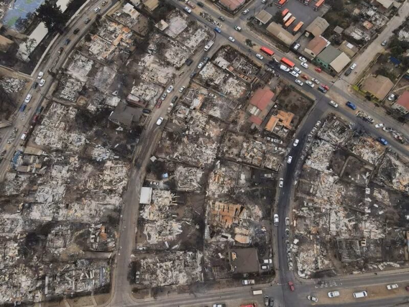 圖為智利比納薩瑪遭野火侵襲後被燒毀的房屋殘骸。（路透社）