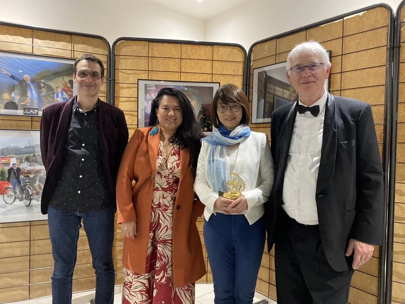 第30屆維蘇亞洲影展於法國時間6日晚間登場,金相機獎得主周美玲(右2)、評審陳潔瑤(左2)、法籍導演尚若白(左1)與創辦人鐵胡萬(右1)合影。(駐法國台灣文化中心提供)中央社記者曾婷瑄巴黎傳真 113年2月7日