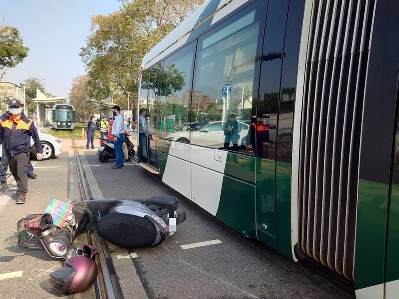 高雄輕軌列車7日上午與機車發生擦撞，初判疑為機車違規紅燈右轉釀禍，高捷公司將求償。（高雄捷運公司提供）中央社記者蔡孟妤傳真  113年2月7日