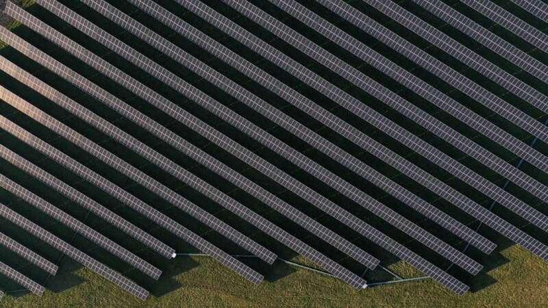 圖為位於法國坎布累的太陽能板。（路透社）
