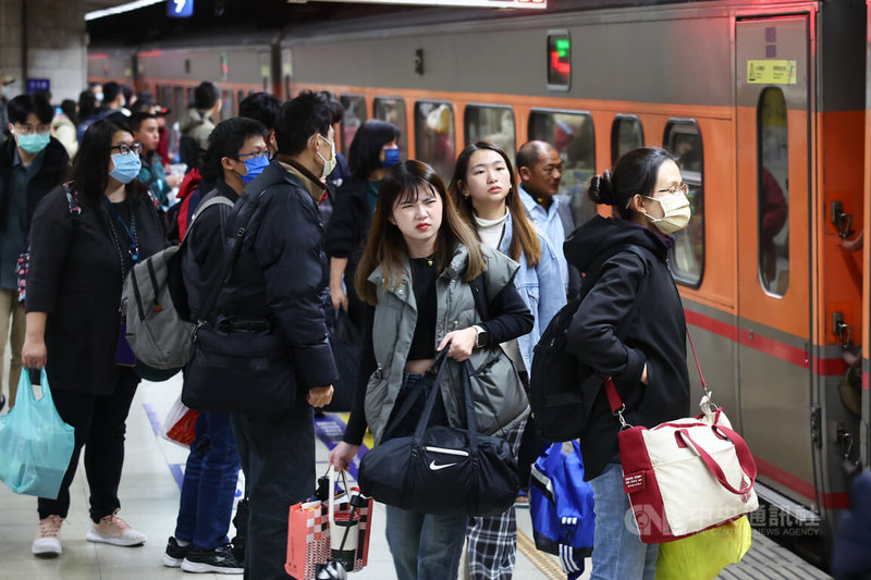 春節連續7天假期即將展開,7日下班時段台鐵板橋車站人潮湧現,民眾拉著大小行李趕搭車。中央社記者王騰毅攝 113年2月7日