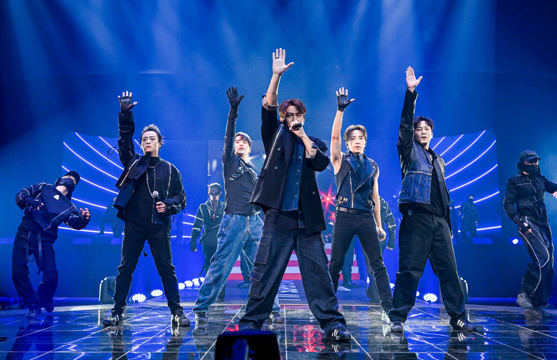 「最殺男團」Energy在台視除夕特別節目「2024超級巨星紅白藝能大賞」演出,帶來多首經典夯曲,與舞者展現精湛舞台魅力。(台視提供)中央社記者葉冠吟傳真 113年2月7日