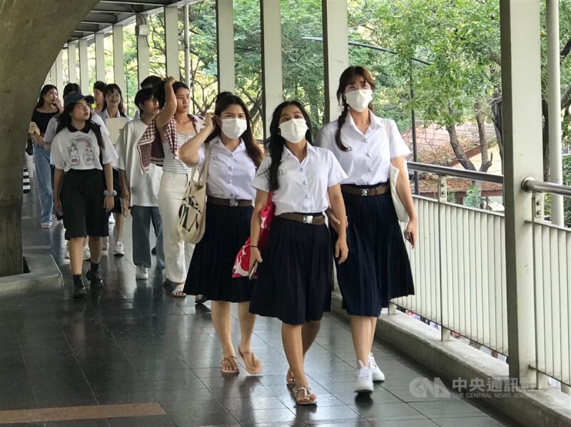 泰國年度空氣汙染的高峰期來到，曼谷空氣品質變差，泰國民眾戴上口罩防範空汙。中央社記者呂欣憓曼谷攝 113年2月7日