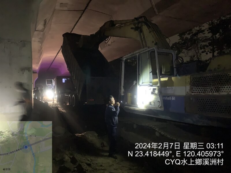 嘉義縣環保局聯合水上警分局，7日凌晨查獲1輛曳引車正在傾倒建築廢棄物混合物，經查車輛未領有廢棄物清除、處理許可文件，曹姓司機以現行犯當場被移送嘉義地檢署，檢方並指示查扣犯罪機具，擴大追查。 （嘉義縣環保局提供） 中央社記者姜宜菁傳真 113年2月7日