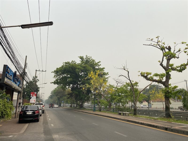 泰國年度空氣汙染的高峰期來到,泰北由於「細懸浮微粒」(PM2.5)和邊境燒山林空氣品質變差。圖為112年清邁空汙嚴重,放眼望去一片霧茫茫,嚇壞清邁人。(民眾提供)中央社記者呂欣憓曼谷傳真 113年2月7日