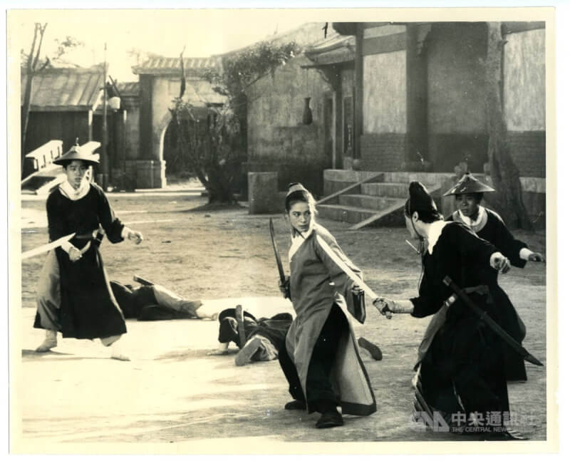 國家電影及視聽文化中心「龍騰四海新年特別放映」8日將線上播出經典武俠片「龍城十日」掃描調光版,帶領觀眾回味影壇傳奇「俠女」徐楓(右3)英氣十足的扮相。圖為「龍城十日」劇照。(國家影視聽中心典藏,發佈於「臺灣影視聽數位博物館」)中央社記者葉冠吟傳真 113年2月7日