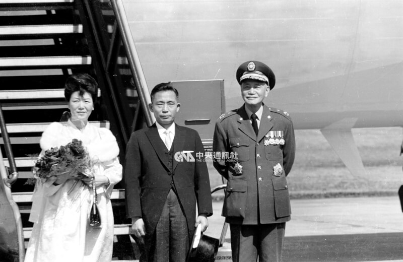 蔣中正總統（右）在松山機場歡迎來台訪問的韓國總統朴正熙（中）及夫人陸英修（左）。（中央社檔案照片）