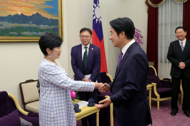 副總統賴清德（前右）7日接見日本東京都知事小池百合子（前左）訪團。（總統府提供）