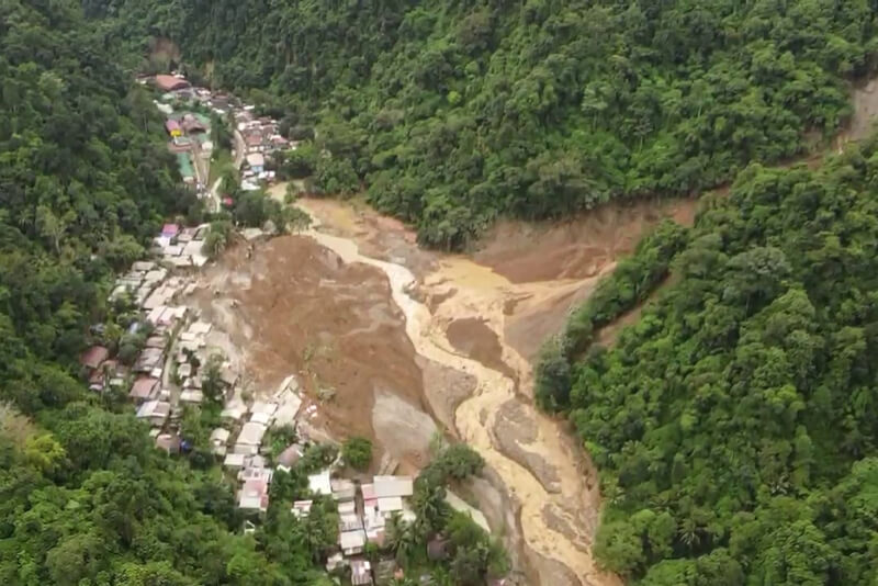 菲律賓官員7日表示，南部山區大雨引發的土石流吞噬兩輛巴士和多棟住宅，造成至少6人喪生、31人受傷。（法新社）