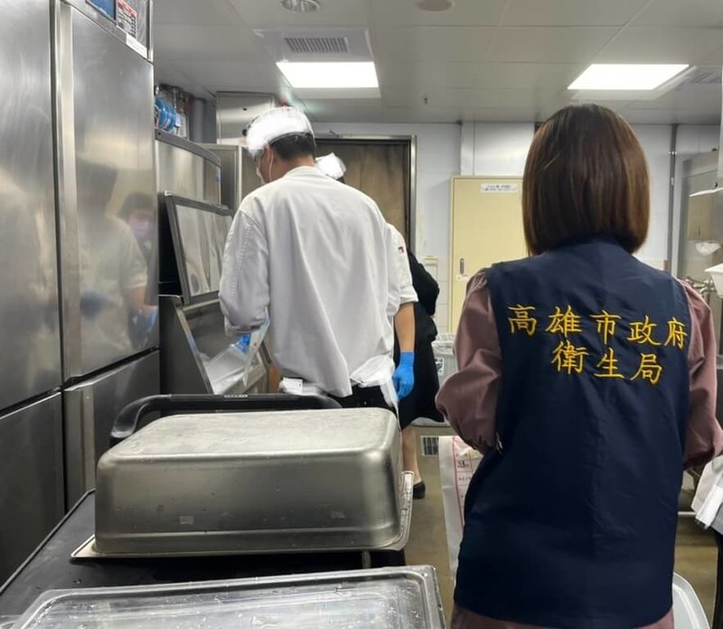 高雄夢時代內的饗食天堂疑發生食物中毒案件，高雄市衛生局表示，3日接獲小港醫院就醫通報，當天即派員到場稽查。（高雄市衛生局提供）中央社記者林巧璉傳真 113年2月7日